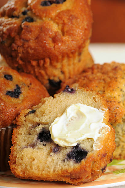 plateful из кексы - muffin blueberry muffin blueberry butter стоковые фото и изображения