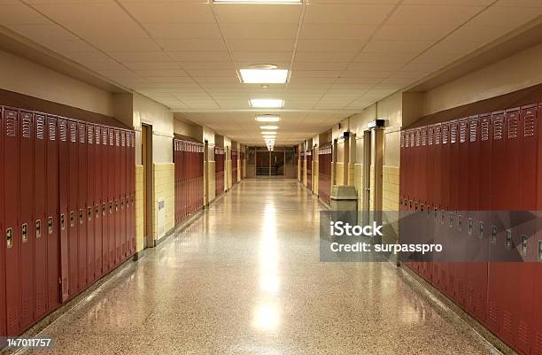 Corridoio Di Scuola Vuota - Fotografie stock e altre immagini di Edificio scolastico - Edificio scolastico, Educazione, Corridoio - Caratteristica di una costruzione