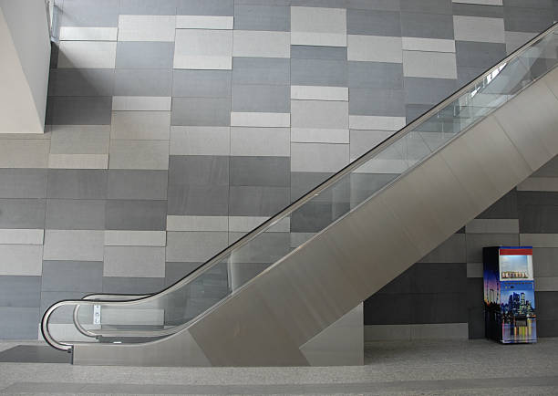 moderne aufzug und automaten - contemporary staircase design escalator stock-fotos und bilder