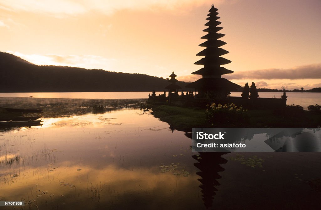 Templo Pura Ulun Danu, Lago Bratan, Bali, Indonésia, ao nascer do sol - Foto de stock de Arquitetura royalty-free