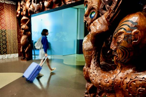 passeggeri arrivano all'aeroporto di auckland nuova zelanda - ancient old traditional culture inside of foto e immagini stock