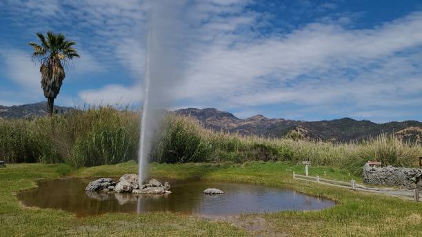 le vieux geyser fidèle de californie commence sa longue éruption dans la vallée de napa - mount saint helena photos et images de collection
