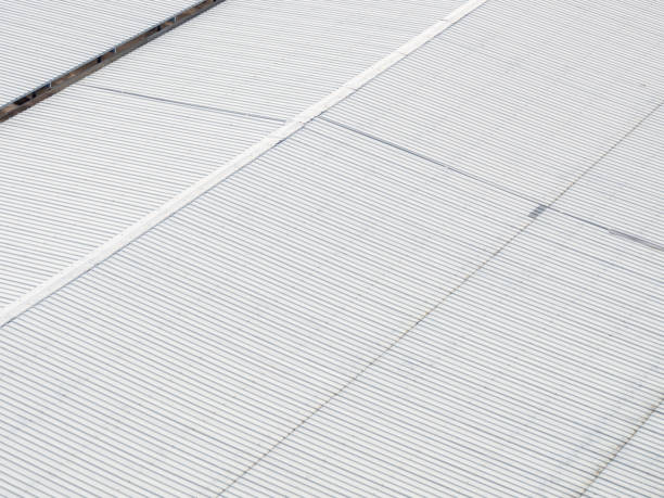 fundo do telhado de metal. fundo abstrato criado pela superfície de um telhado de metal industrial. - architecture roof aluminum sheet industry - fotografias e filmes do acervo
