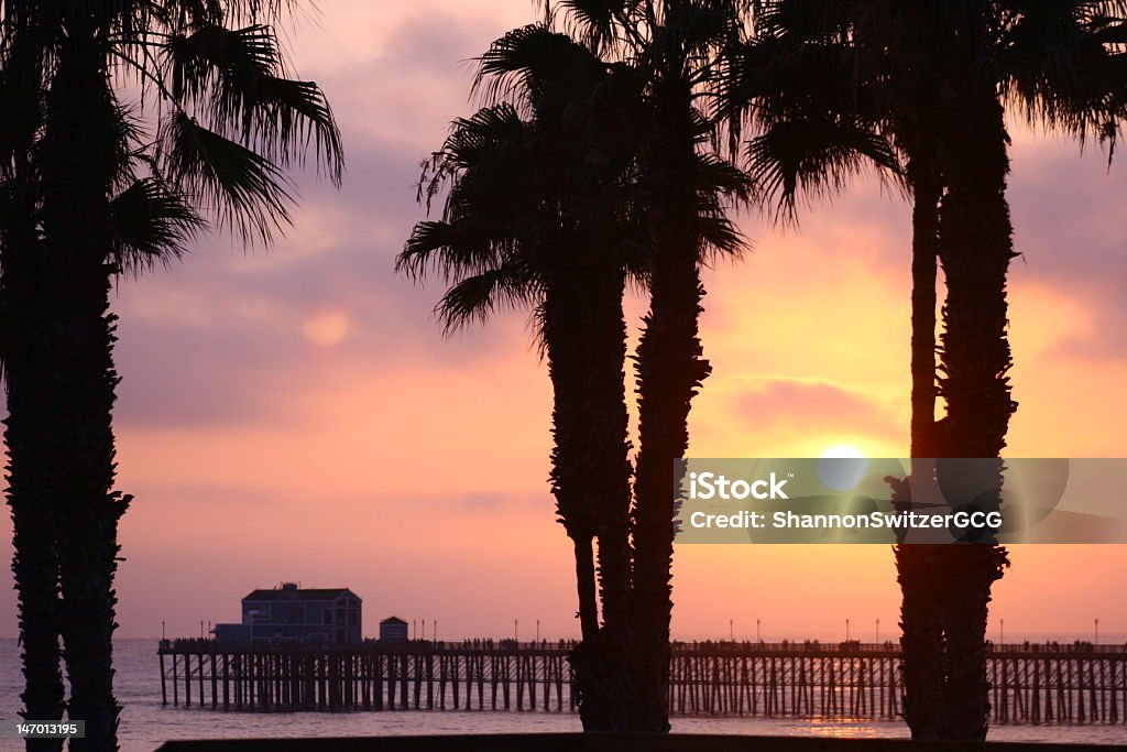 Píer à beira-mar ao pôr do sol - Foto de stock de Amarelo royalty-free