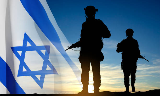 日の出を背景にイスラエルの国旗を持つ兵士のシルエット ベクターアートイラスト