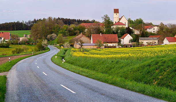 estrada de asfalto e aldeia da alemanha - german countryside imagens e fotografias de stock