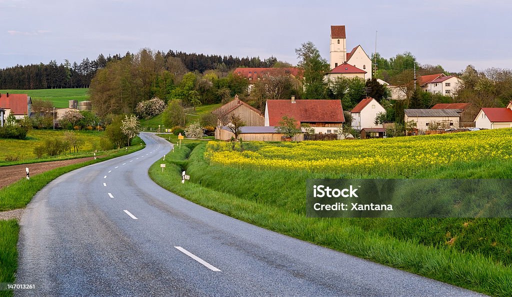 Асфальтовая дорога и german village - Стоковые фото Деревня роялти-фри