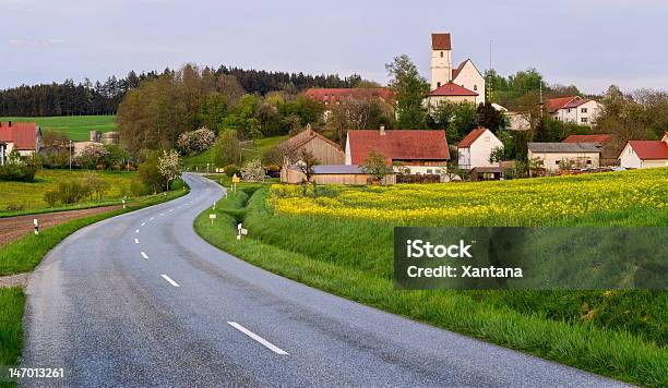 Асфальтовая Дорога И German Village — стоковые фотографии и другие картинки Деревня - Деревня, Дорога, Германия