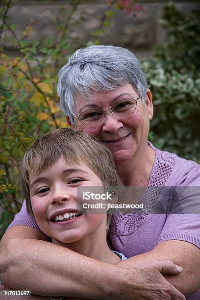 Avó E Neto - Fotografias de stock e mais imagens de Família - Família, 60-69 Anos, 65-69 anos