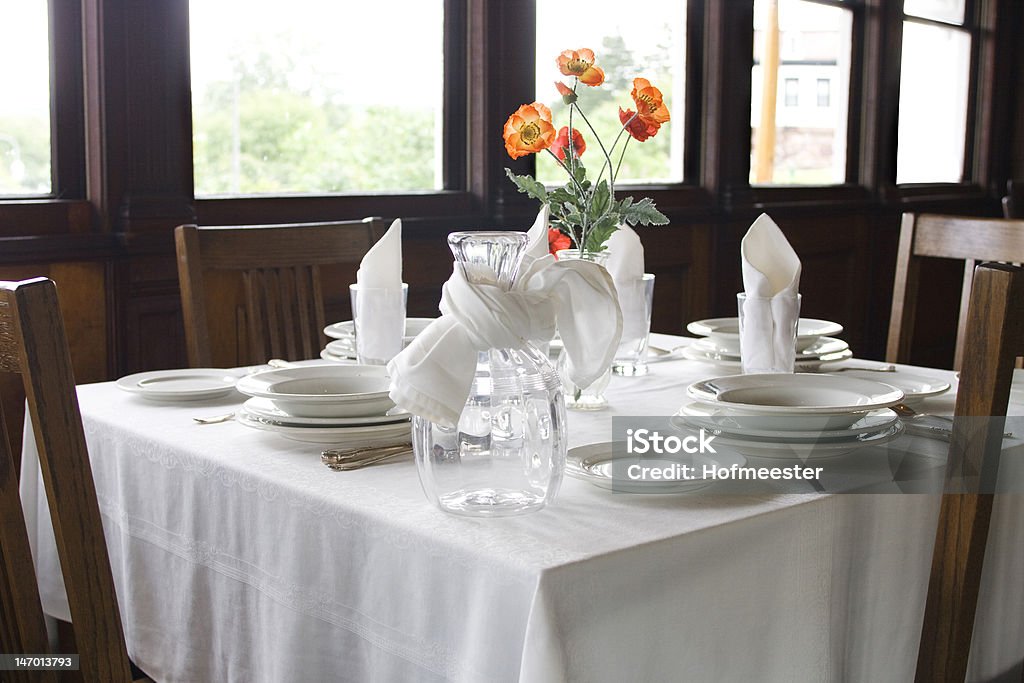 Mesa puesta en un restaurante - Foto de stock de 1930-1939 libre de derechos