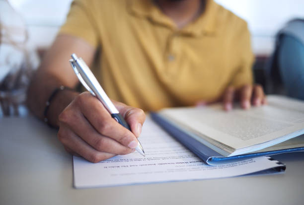 studentenprüfung, college-test und hand of man schreiben fragepapier im klassenzimmer für bildung, buchrecherche und wissen für die stipendienregistrierung. person an der universität zum studieren, lernen und schreiben - register message stock-fotos und bilder