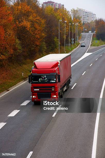 Camião Na Estrada - Fotografias de stock e mais imagens de Abastecer - Abastecer, Aberto 24 Horas, Ao Ar Livre