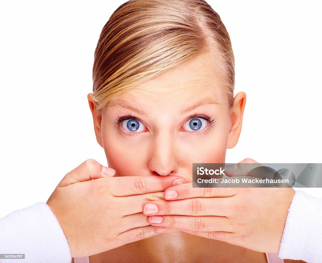 Primer plano de una bella mujer joven con mano tapando la boca - Foto de stock de Mujeres libre de derechos
