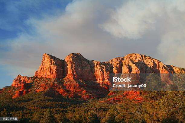 Sedona Red Rocks - zdjęcia stockowe i więcej obrazów Bez ludzi - Bez ludzi, Chmura, Czerwony