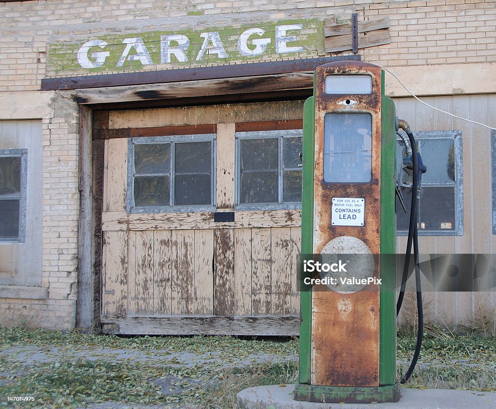 Vecchio Garage - Foto stock royalty-free di Abbandonato