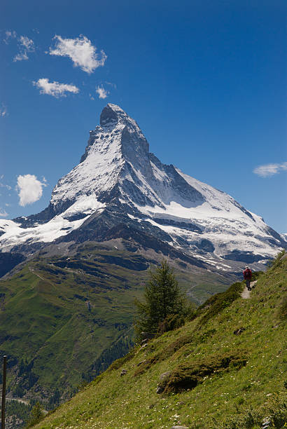 Matterhorn com sapatos de caminhadas de cano médio - fotografia de stock