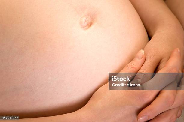 Mulher Grávida Barriga E Mãos - Fotografias de stock e mais imagens de Abdómen - Abdómen, Abdómen Humano, Adulto