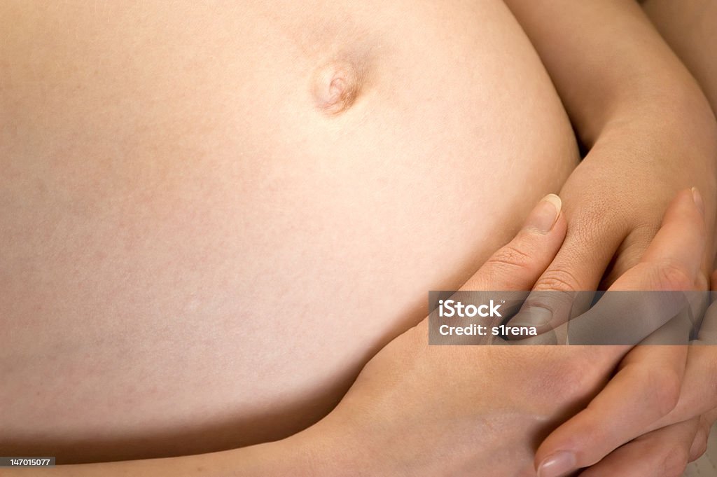 Беременная женщина и Руки на животе - Стоковые фото Беременная роялти-фри