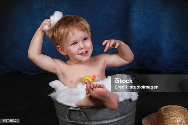 Ragazzino Blu - Fotografie stock e altre immagini di Bacinella metallica - Bacinella metallica, Bambini maschi, Bambino