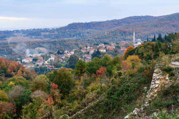 осенний пейзаж горной деревни. туркие, яловская область, согуджак - yalova стоковые фото и изображения