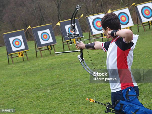 Tiro Con Arco Foto de stock y más banco de imágenes de Tiro con arco - Tiro con arco, Niño, Deporte