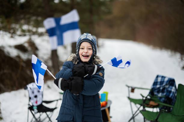 멋진 겨울날 핀란드 국기를 가진 핀란드 소년. 북유럽 스칸디나비아 사람들. - finland 뉴스 사진 이미지