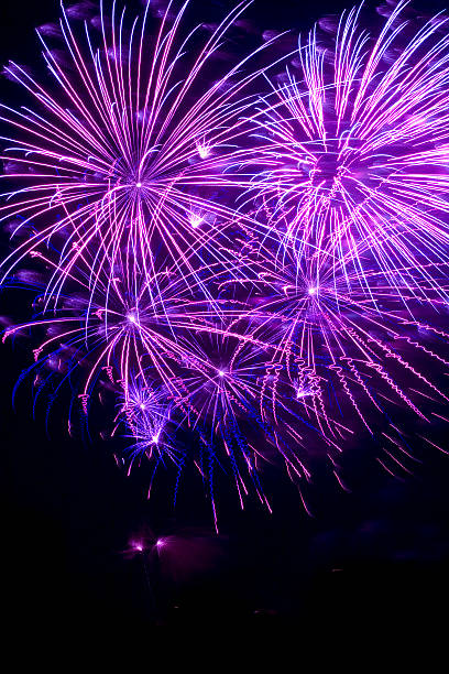 roxos fogos de artifício - independence spark fire flame imagens e fotografias de stock