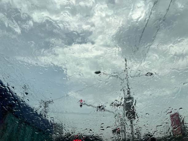 車内のフロントガラスにワイパーが付いた雨滴 - water inside of motion abstract ストックフォトと画像
