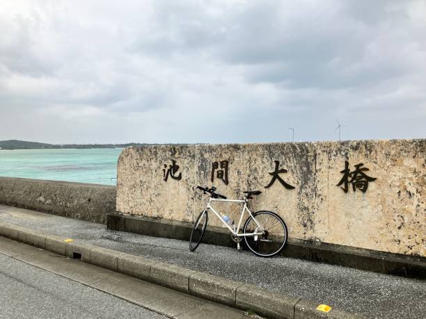 Miyako Island is on Okinawa where is a beach-lover’s paradise of immaculate, white sandy beaches. Only around 50 minutes by air from Naha, Miyako Island is a charming place to let your cares slip away while gazing out at the endless blue sea. la isla de miyako se encuentra en okinawa, donde es un paraíso para los amantes de la playa de playas inmaculadas de arena blanca. a solo unos 50 minutos en avión de naha, la isla de miyako es un lugar encantador para dejar escapar sus preocupaciones mie