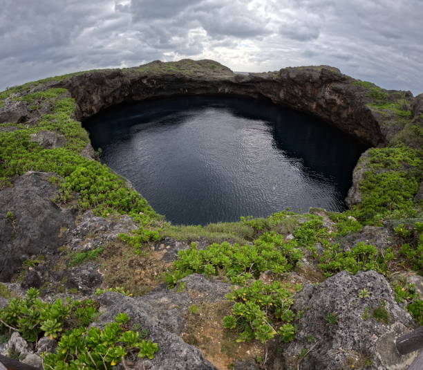 Miyako Island is on Okinawa where is a beach-lover’s paradise of immaculate, white sandy beaches. Only around 50 minutes by air from Naha, Miyako Island is a charming place to let your cares slip away while gazing out at the endless blue sea. la isla de miyako se encuentra en okinawa, donde es un paraíso para los amantes de la playa de playas inmaculadas de arena blanca. a solo unos 50 minutos en avión de naha, la isla de miyako es un lugar encantador para dejar escapar sus preocupaciones mie