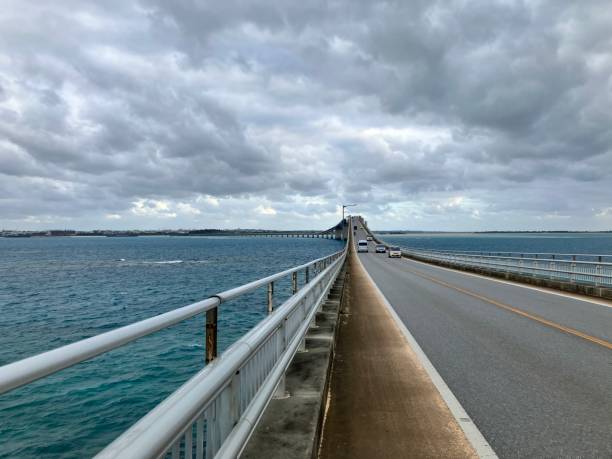 Miyako Island is on Okinawa where is a beach-lover’s paradise of immaculate, white sandy beaches. Only around 50 minutes by air from Naha, Miyako Island is a charming place to let your cares slip away while gazing out at the endless blue sea. la isla de miyako se encuentra en okinawa, donde es un paraíso para los amantes de la playa de playas inmaculadas de arena blanca. a solo unos 50 minutos en avión de naha, la isla de miyako es un lugar encantador para dejar escapar sus preocupaciones mie