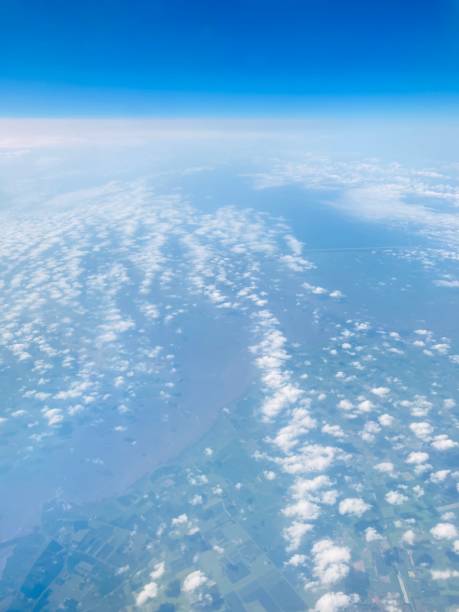 cloudscape and stratosphere shot out of an airplane window - cloud cloudscape stratosphere above imagens e fotografias de stock