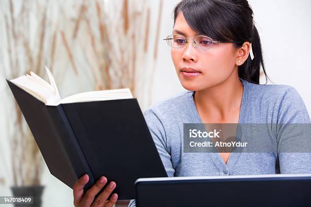 Foto de Livro De Leitura e mais fotos de stock de 20 Anos - 20 Anos, Adulto, Aprender