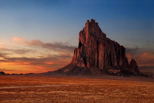 shiprock の夕暮れ - new mexico 写真 ストックフォトと画像