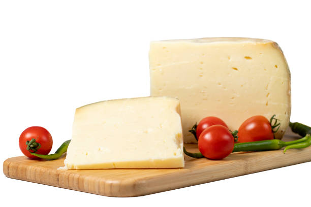 ホイールチーズ。木製のフリップチャートに牛乳から作られたチーズ。トルコのグリュイエールチーズ - cheese emmental cheese switzerland grated ストックフォトと画像