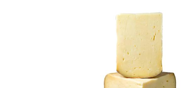 ホイールチーズ。分離された白い背景に牛乳から作られたチーズ。トルコのグリュイエールチーズ。クローズアップ。スペースをコピーする - cheese emmental cheese switzerland grated ストックフォトと画像