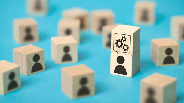 istock Single person who thinks surrounded by a group of people 1470190513