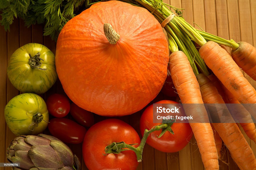 Mercato degli agricoltori di verdure su sfondo legno vicino scatto - Foto stock royalty-free di Alimentazione sana