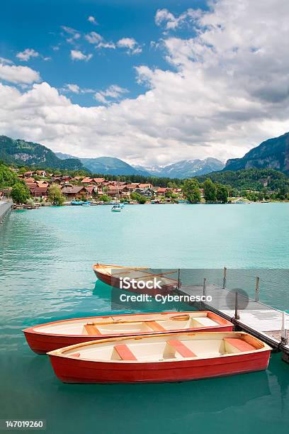 Rowboats Na Jezioro Brienz Kanton Berno Szwajcaria - zdjęcia stockowe i więcej obrazów Alpy