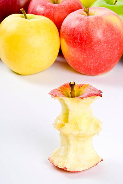 レッドのガーラアップルコア - apple granny smith apple red delicious apple fruit ストックフォトと画像