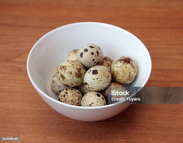 Huevo De Codorniz Foto de stock y más banco de imágenes de Alimento - Alimento, Arriba de, Blanco - Color