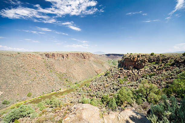 rio grande река gorge, нью-мексико, terminator salvation - rio grande new mexico river valley стоковые фото и изображения