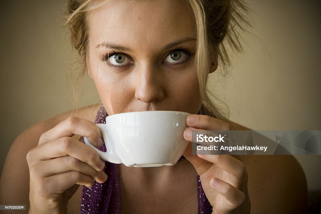 아름다운 소녀 술마시기 커피 - 로열티 프리 귀여운 스톡 사진