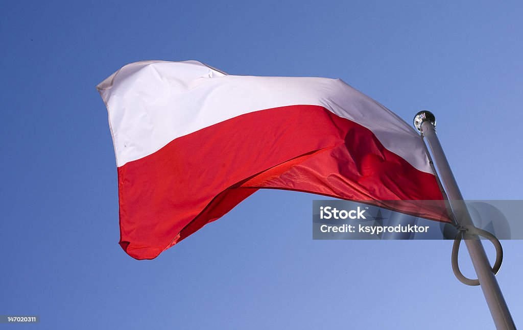 Polnische Flagge winken auf wind - Lizenzfrei Blau Stock-Foto