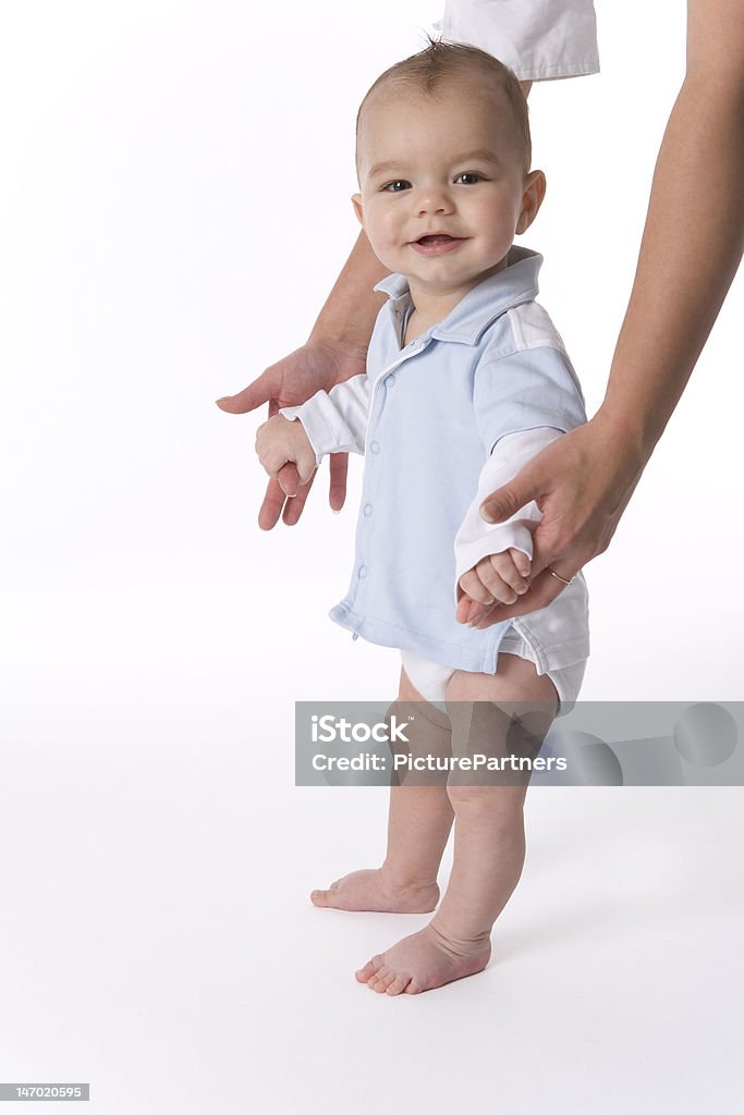 Bebê Menino de pé com alguma ajuda - Royalty-free 6-11 meses Foto de stock