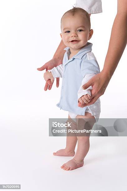 Bebê Menino De Pé Com Alguma Ajuda - Fotografias de stock e mais imagens de 6-11 meses - 6-11 meses, Assistência, Bebé