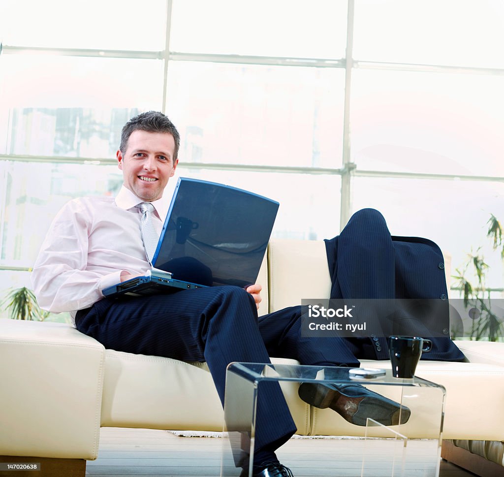 Szczęśliwy biznesmen z laptopa - Zbiór zdjęć royalty-free (30-34 lata)
