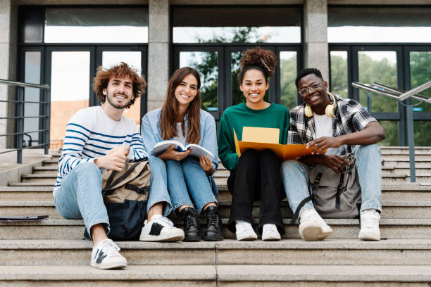 grupo multiétnico de estudiantes universitarios latinos y afroamericanos sonriendo - diversity portrait - freshman fotografías e imágenes de stock