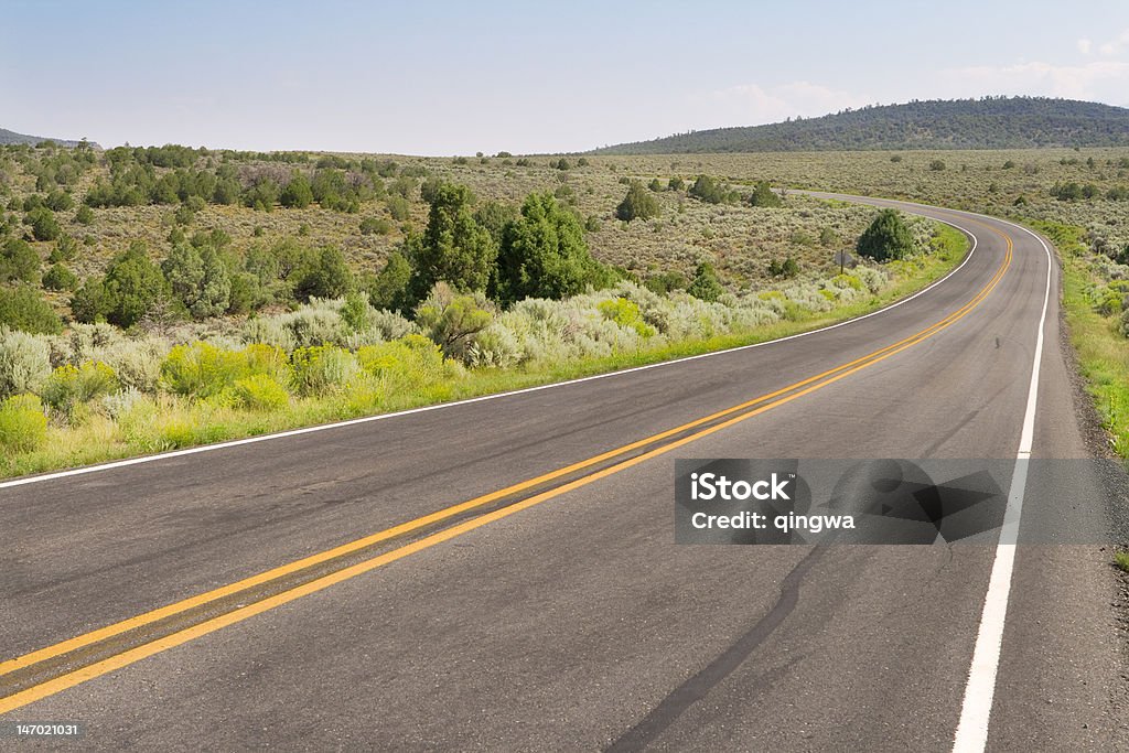 Strada a due corsie curva, il deserto, Nuovo Messico, USA - Foto stock royalty-free di Linea gialla