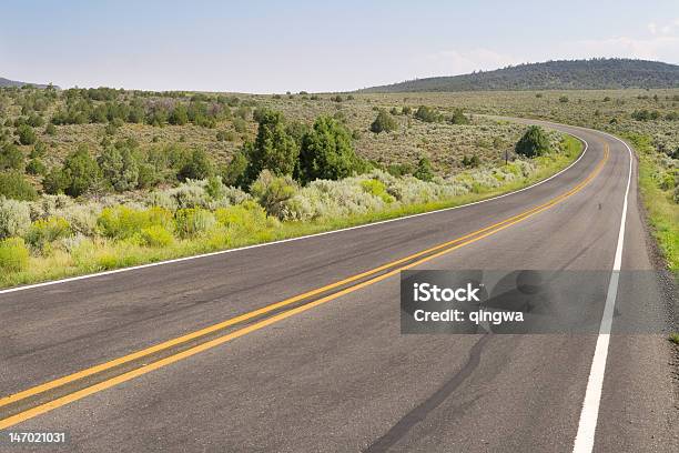 2 車線道路のカーブ大砂漠new Mexico Usa - 二重黄線のストックフォトや画像を多数ご用意 - 二重黄線, 道路, 砂漠道